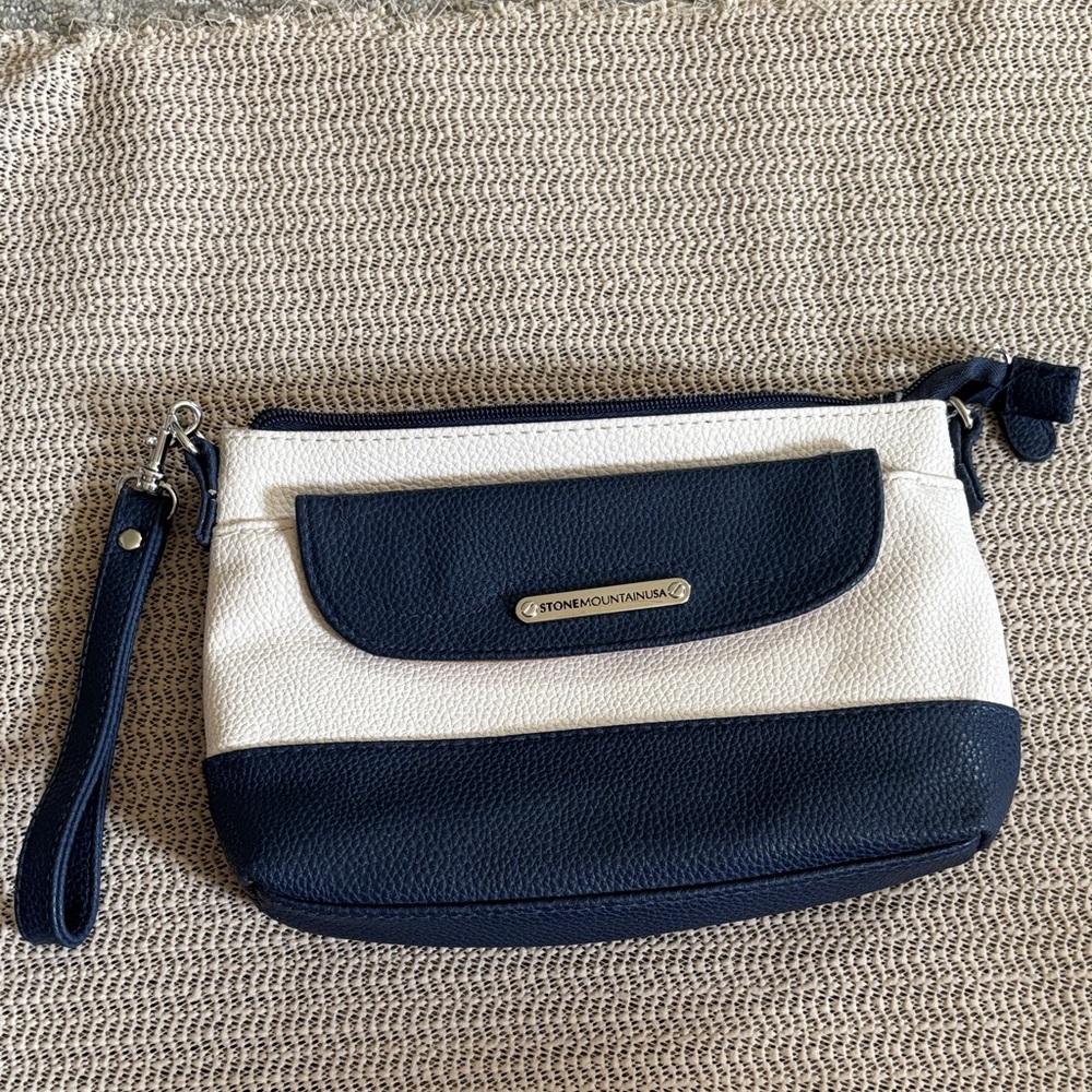 Stone Mountain Accessories Navy and Cream Wristlet Clutch